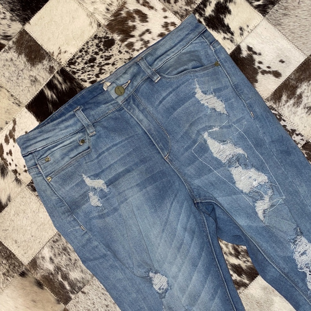 Ripped skinny jeans 🥰